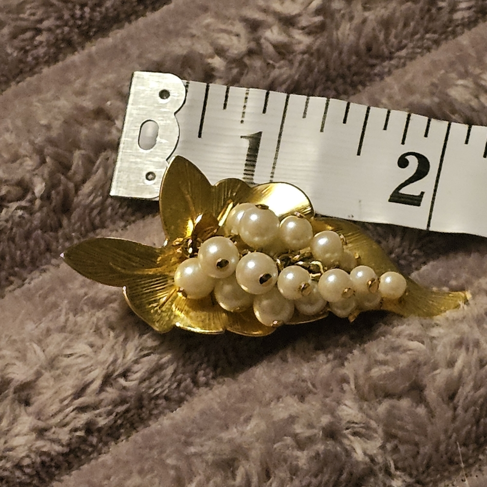 💥Elegant Retro 1960s Gold and Pearl Brooch